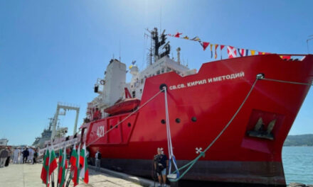 El Buque de investigación búlgaro RSV 421 llega a Mar del Plata en ruta a la Antártida