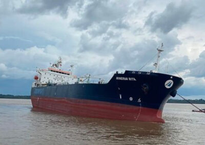 Encalló el Petrolero Minerva Rita en el río Amazonas