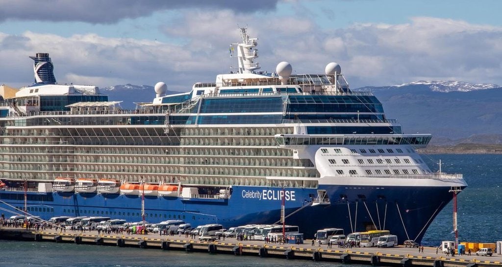 Cuatro cruceros coinciden en Ushuaia en otra jornada de gran movimiento de pasajeros