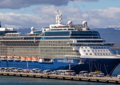 Cuatro cruceros coinciden en Ushuaia en otra jornada de gran movimiento de pasajeros