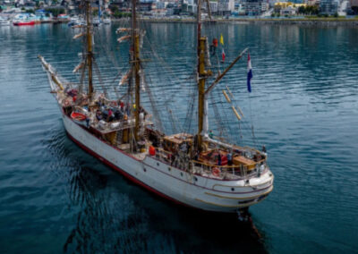 En el Puerto de Ushuaia: Un velero clásico de la  Era Moderna