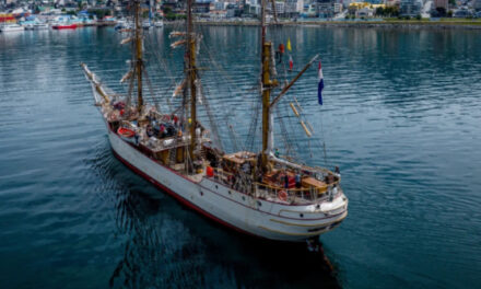 En el Puerto de Ushuaia: Un velero clásico de la  Era Moderna