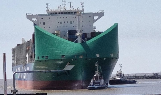 El primer portacontenedores propulsado por GNL llega a Buenos Aires