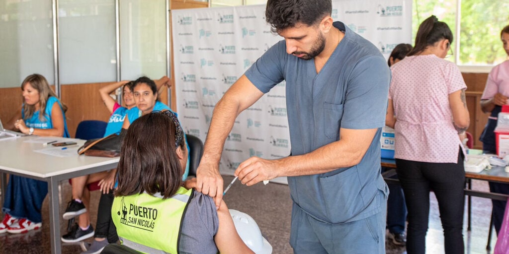 Más de 100 trabajadoras y trabajadores portuarios se vacunaron en el Puerto de San Nicolás contra la Fiebre Hemorrágica Argentina