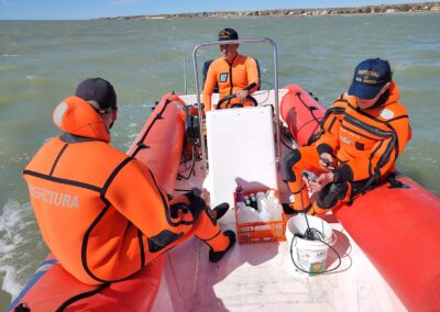 Proyecto de microplásticos y metagenómica: Prefectura continua tomando muestras en Chubut