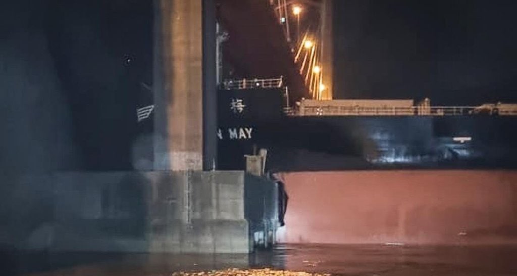 Un gran buque cerealero chocó contra el puente Zárate Brazo Largo