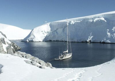 Asisten en Ushuaia con éxito a dos pasajeras del velero antártico Tánana