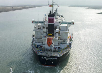 Interrupción de la navegación en el río Paraná por varadura del Bulk Carrier Clara Insigna