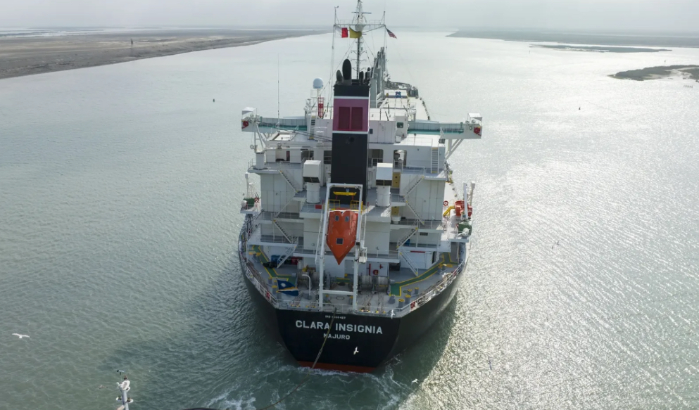 Interrupción de la navegación en el río Paraná por varadura del Bulk Carrier Clara Insigna