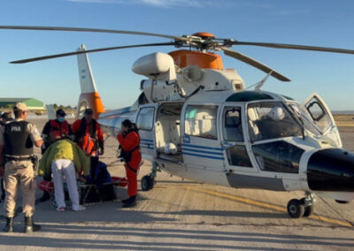 Emergencia mar adentro: En una milimétrica maniobra de rescate, Prefectura evacuó de urgencia a un tripulante de un buque