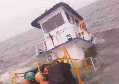 Rescatan a tripulantes tras hundimiento de remolcador paraguayo en el río Paraná