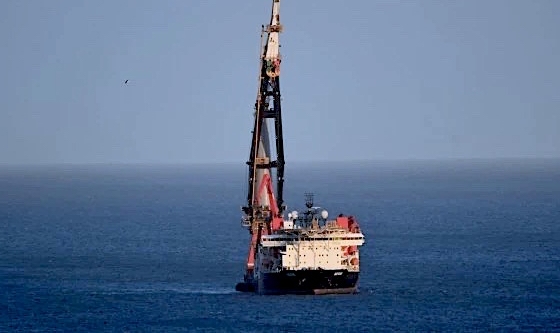 El Innovador Buque DCV Aegir hace operaciones de transbordo en el puerto Comodoro Rivadavia