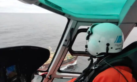 Prefectura Naval Argentina realiza aeroevacuación de emergencia en alta mar