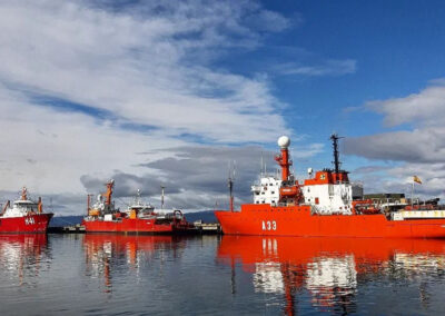Buques antárticos de Brasil hacen escala en el puerto de Ushuaia 