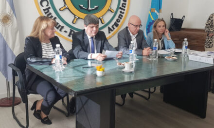 Firma de contrato para el dragado del puerto Comodoro Rivadavia