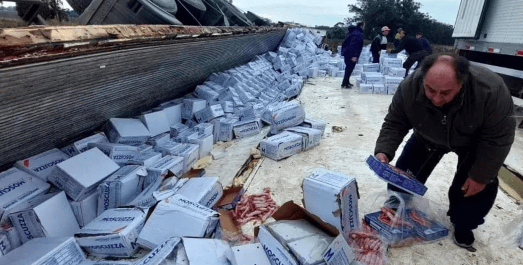 Accidente de camión con langostinos en ruta hacia Mar del Plata