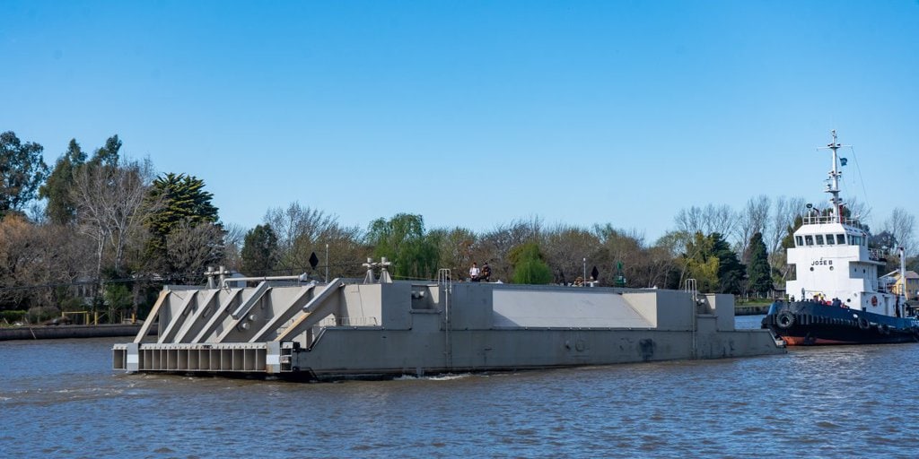 Nueva compuerta flotante para el Dique N° 2 del Arsenal Naval Puerto Belgrano se transporta por el Canal Magdalena