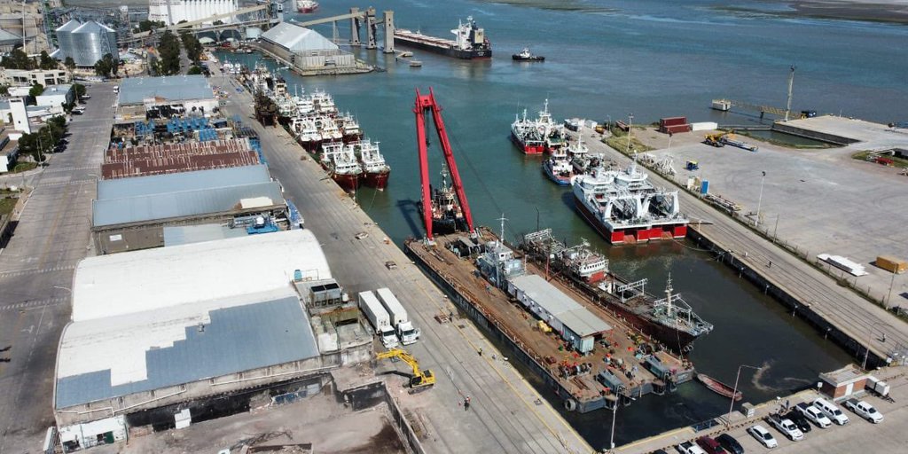 El puerto de Bahía Blanca amplía su capacidad operativa removiendo tres buques para desguace