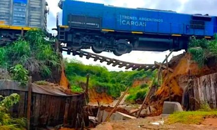 Colapsó un puente en Salta y un tren de cargas quedó suspendido en el aire
