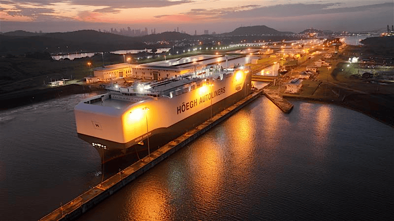Canal de Panamá recibe el portavehículos más grande del mundo