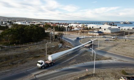 Desde el Muelle Storni se trasladan componentes para el parque Eólico