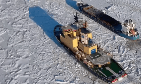 Maniobra espectacular de un rompehielos para liberar un barco atrapado