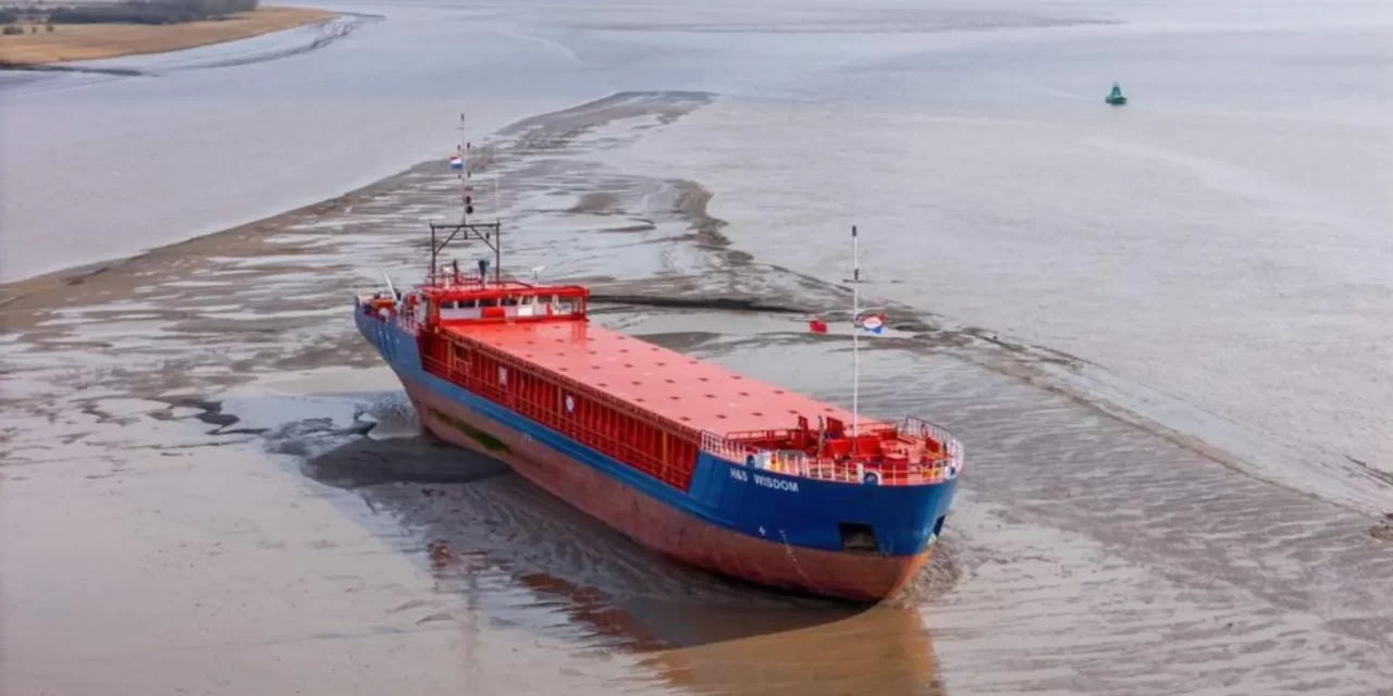 Carguero holandés encallado en el estuario de Humber: esfuerzos de reflotamiento aplazados hasta abril