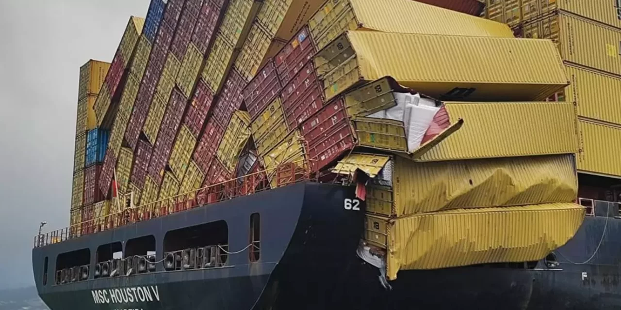 Recolocan la carga del MSC Houston V tras perder decenas de contenedores en el mar