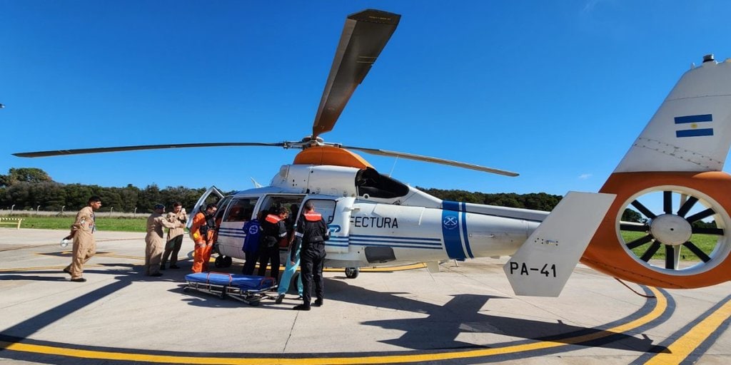 Cinematográfico operativo en el mar: Prefectura aeroevacuó a un tripulante enfermo
