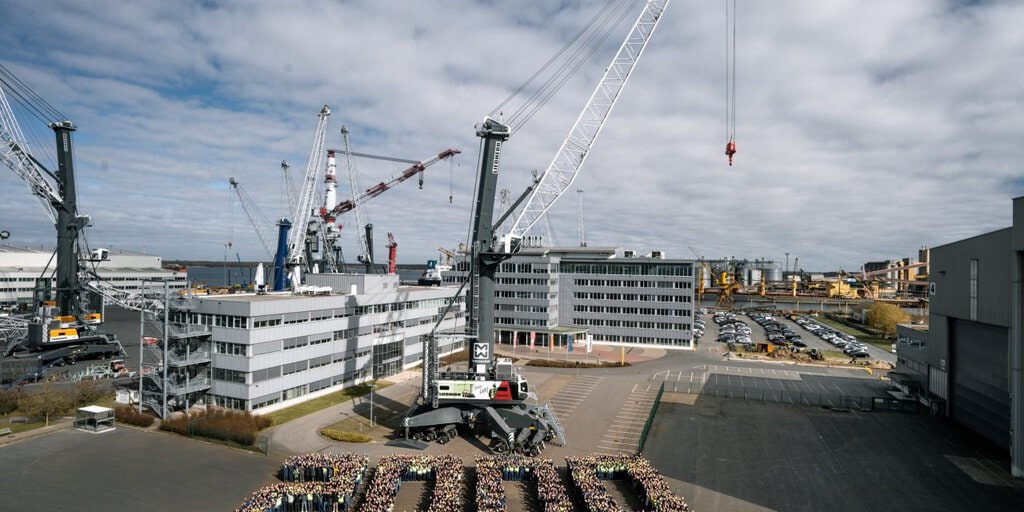 Liebherr celebra la fabricación de su grúa móvil portuaria número 2.000 con un modelo especial para Marcegaglia