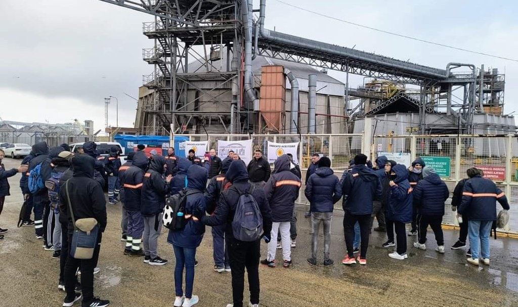 Paro aceitero en Rosario: tensión entre gremios, empresa y autoridades