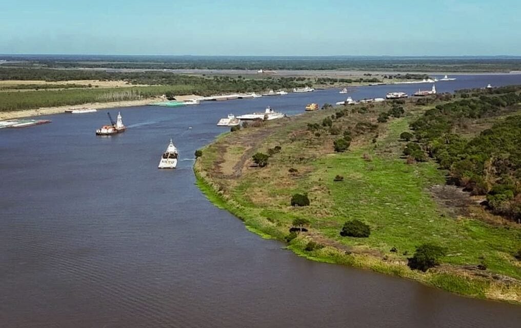 Congestión en la confluencia de los ríos Paraguay y Paraná: más de 500 embarcaciones afectadas por sedimentación del río Bermejo