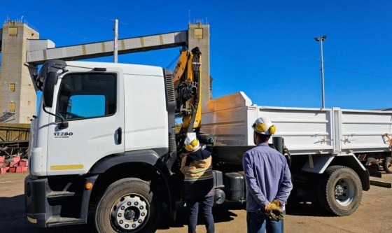 Puerto Quequén impulsa la capacitación en operación segura de grúas de pluma articulada