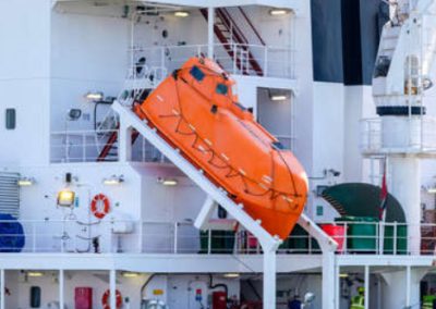 Seguridad en el mar: los botes salvavidas de caída libre, una solución eficaz para emergencias en buques de carga