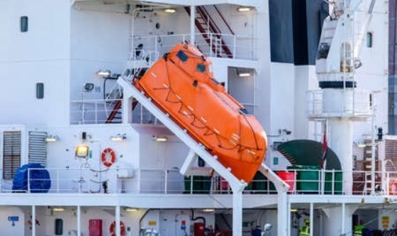 Seguridad en el mar: los botes salvavidas de caída libre, una solución eficaz para emergencias en buques de carga