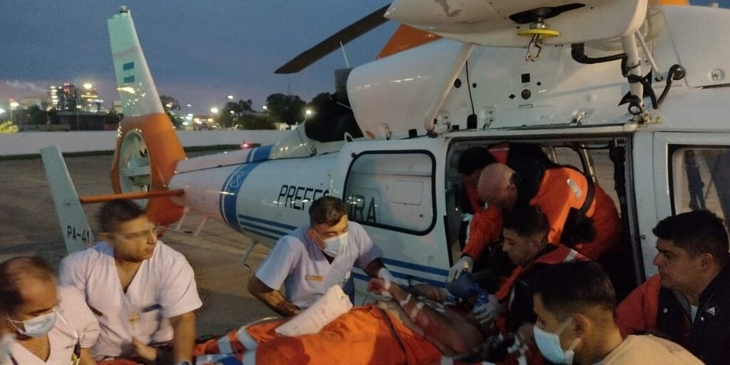 Rescate en el río: Prefectura aeroevacuó a un tripulante descompensado en un buque