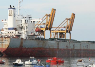 Reflotaron con éxito al buque granelero Ourania Luck en el canal Martín García