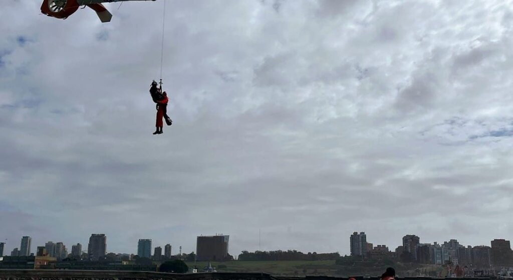 Mar del Plata: Personal de Prefectura se capacitó en técnicas de salvamento y supervivencia