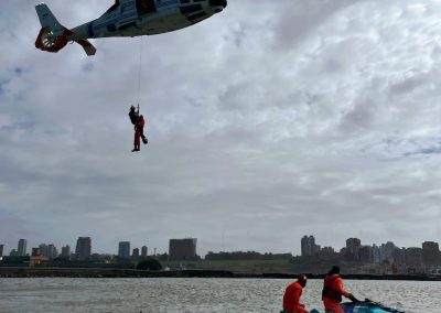 Mar del Plata: Personal de Prefectura se capacitó en técnicas de salvamento y supervivencia