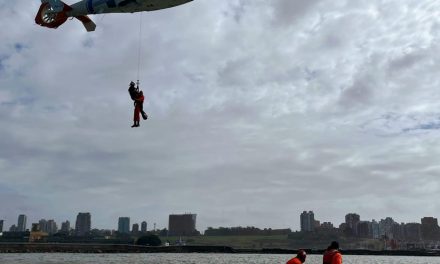 Mar del Plata: Personal de Prefectura se capacitó en técnicas de salvamento y supervivencia