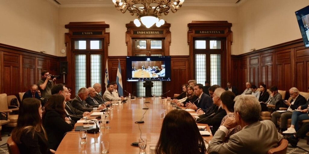 Arreseygor estuvo en la UIA y dejó definiciones sobre la VNT, el cabotaje nacional y el Puerto de Buenos Aires