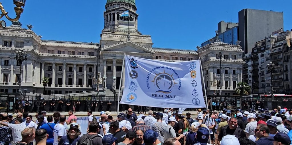 Rechazo gremial y posibles impugnaciones: crece la reacción sindical ante el DNU que desregula la marina mercante