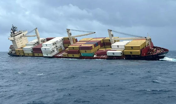 La Guardia Costera de India rescata a 24 tripulantes tras el hundimiento del MSC Elsa 3 frente a Kerala