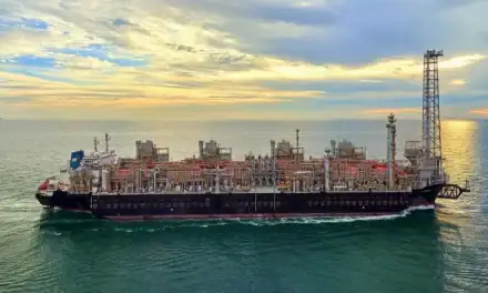 Río Negro se convierte en plataforma flotante de GNL: buques fábrica operarán por 20 años sin moverse de la costa