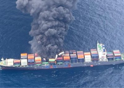 Explosiones y caos en el mar Arábigo: buque de carga en llamas frente a la costa de Kerala