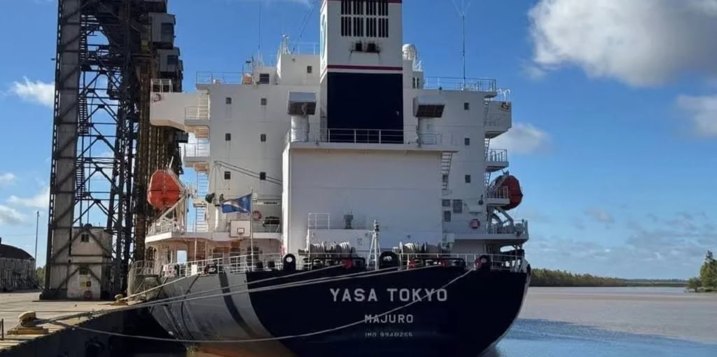El Puerto de San Pedro, al límite: el Yasa Tokyo sigue varado y el dragado no alcanza