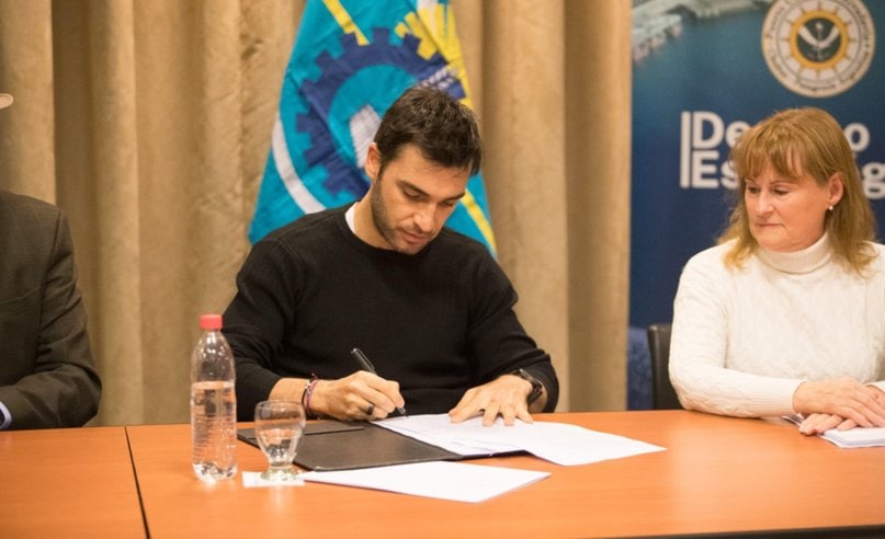 Chubut firmó el contrato para reactivar el astillero en el Puerto de Comodoro Rivadavia