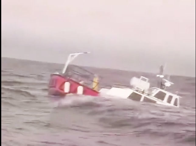 Lancha de tráfico se hundió cerca de Punta Colorada: tripulantes rescatados por pescadores