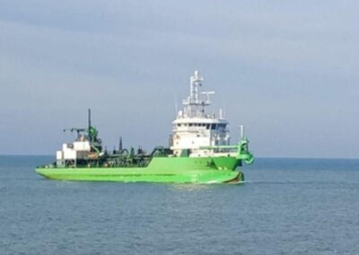 La draga “Minerva” realiza tareas de mantenimiento en el Astillero SPI de Mar del Plata