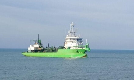 La draga “Minerva” realiza tareas de mantenimiento en el Astillero SPI de Mar del Plata